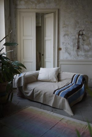 myriam-balay Grande pièce textile Ikat N°114 -ambiance canapé