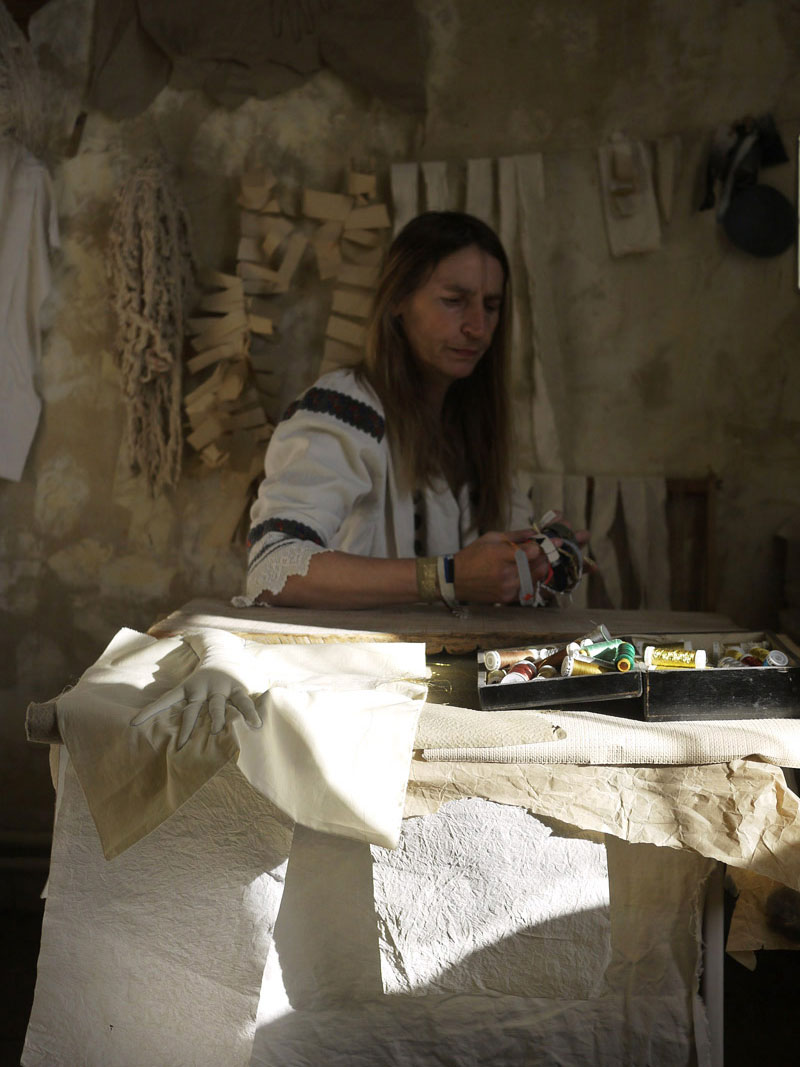 portrait myriam balay atelier Bracelets CROSS, NAVETTE, DISCO, ACCROCHE- CŒUR, MANCHETTE, LOOMS